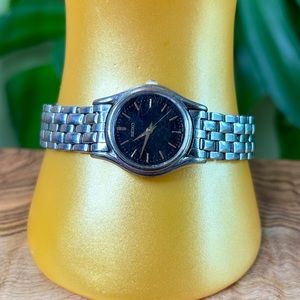Vintage Seiko V401-1609 Women's Analog 24mm Silver Tone Watch.